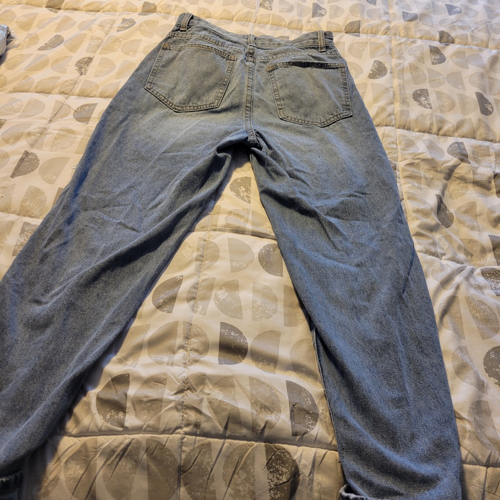 Light Wash Distressed Ripped Jeans - Picture 4 of 5